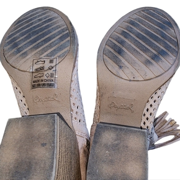 Qupid Core-18 Preforated Ankle Booties Size 8 Beige Taupe Block Heel Tassel Chic - Picture 5 of 6